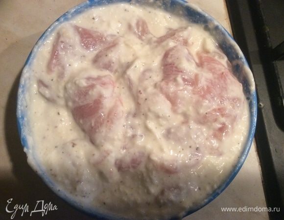 Залить кефиром, добавить соль и специи. Оставить мариноваться на 2 часа в холодильнике. Можно на ночь. 