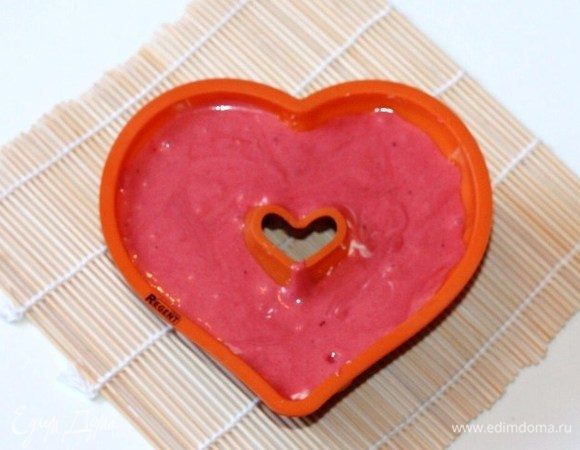 На белковую смесь выкладываем ягодную. Ставим формочку в разогретую духовку и выпекаем кекс 30 минут.