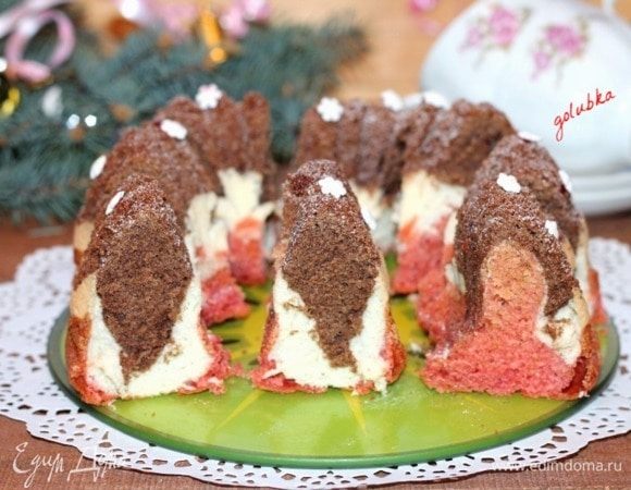 Затем выкладываем кекс на блюдо, разрезаем на порционные кусочки, посыпаем сахарной пудрой и подаем.
