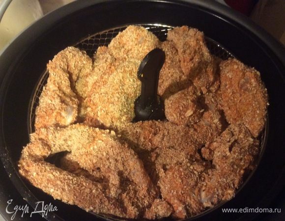 Обвалять в смеси маринованную грудку и выложить на противень. Я использовала аэрофритюрницу без масла. 