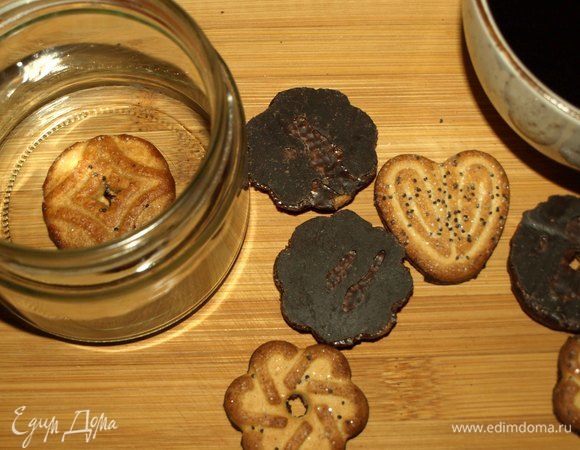 Печенье слегка пропитываем кофе. И выкладываем слоями в  прозрачный бокал (я решила использовать широкие баночки 250 мл).  