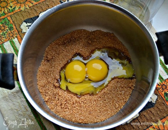 Яйца (только желтки) взбить с сахаром.