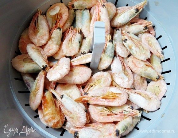 Креветки предварительно отварить. Я готовлю в пароварке буквально минут 5. Очистить.