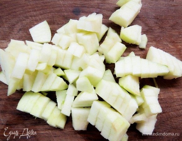 Яблоки очистить и нарезать некрупными брусочками.