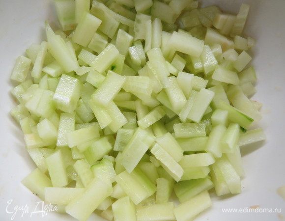 Огурец почистить и также нарезать брусочками.