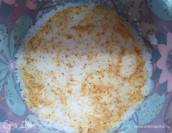 Затем выкладываем слой риса. Рис немного смазываем горчицей и сбрызгиваем соевым соусом, так поступаем со всеми рисовыми слоями.