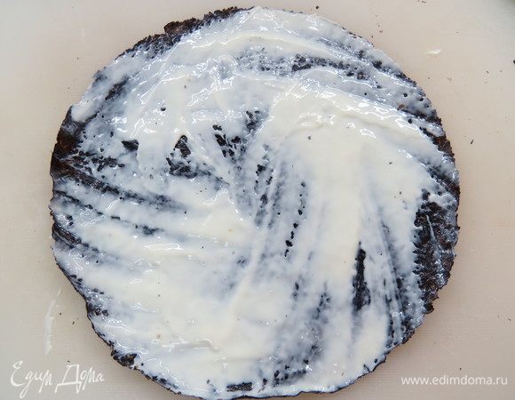 На лист нори намазываем тонкий слой сливочного сыра и кладем на рисовый слой сыром вниз. 