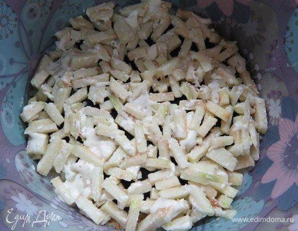 Нарезанные яблоки перемешиваем с парой столовых ложек сливочного сыра и выкладываем на лист нори.