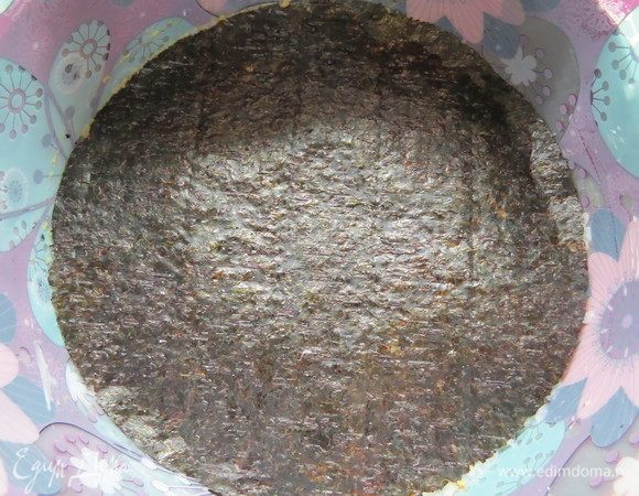 На яблоки выкладываем слой риса и накрываем вторым листом нори.