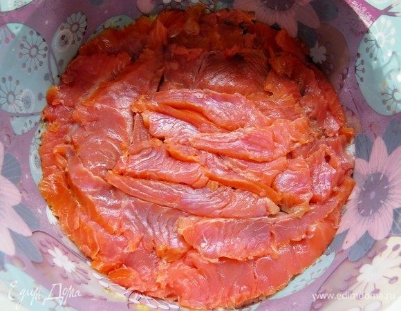 На нори выкладываем слой слабосоленой семги.