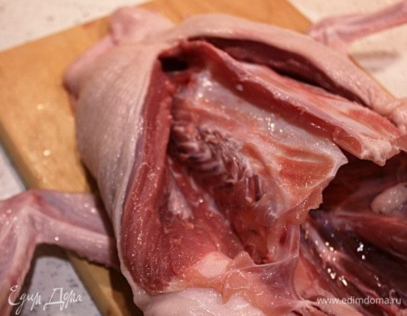 Также накануне советую разделать утку, чтобы освободить себе время в день готовки.
Утку вымыть, обсушить бумажным полотенцем. Острым ножом сделать разрез со стороны грудки по всей длине тушки. (В этом случае я не разрезала верхний отдел, но если у вас пока нет определенных навыков в препарировании, то проще сделать полный разрез.) Снять кожу вместе с мясом с костей, подрезая коротким ножом, оставляя только крылья и ножки. Особенно осторожно нужно отделять кожу со спины, т.к. она практически спаяна с позвоночником.