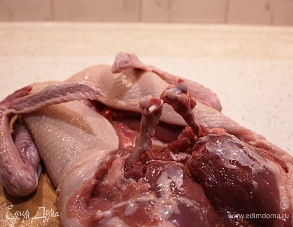 Аккуратно зачистить мясо с бедренных косточек и удалить их, надрезав по суставам.