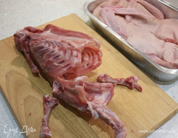 Утку упаковать и убрать в холодильник, а из оставшегося скелетика можно сварить немного бульона, например, для соуса. Сюда же можно добавить кончики крыльев и шейный лоскут.