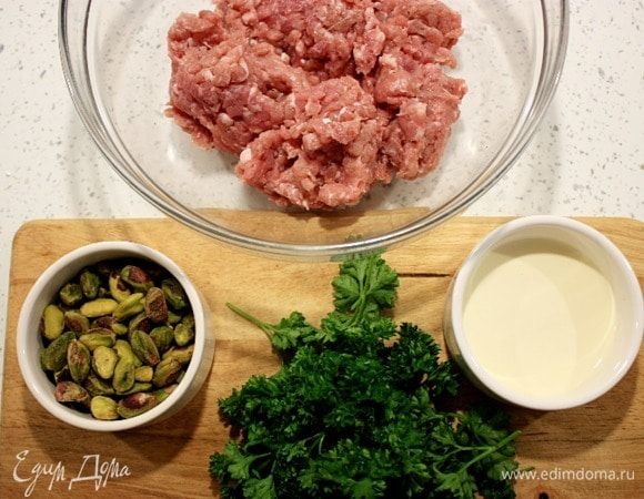 За 2–2,5 часа до подачи подготовить начинки и разогреть духовку до 210°С.
Листья петрушки мелко порубить и смешать с фаршем (еще раз спасибо моей мясорубке KENWOOD), сливками и фисташками, приправить солью и перцем. Для фарша лучше брать красное мясо индейки.