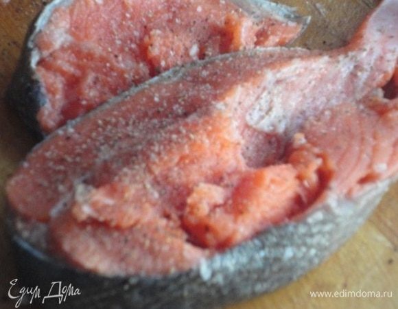 Стейки посолить, поперчить и оставить на 30–40 минут.