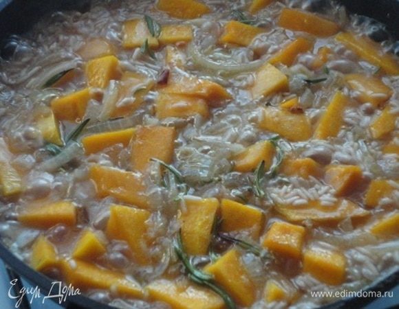 Лук мелко нарубить и обжарить в растительном масле до золотистого цвета. Добавить рис и позволить ему в течение 3 минут пропитаться маслом. Теперь можно выкладывать тыкву. Влить вино и дать ему покипеть пару минут. Затем добавить листочки розмарина и влить горячую воду. Посолить и оставить готовиться при медленном кипении.
