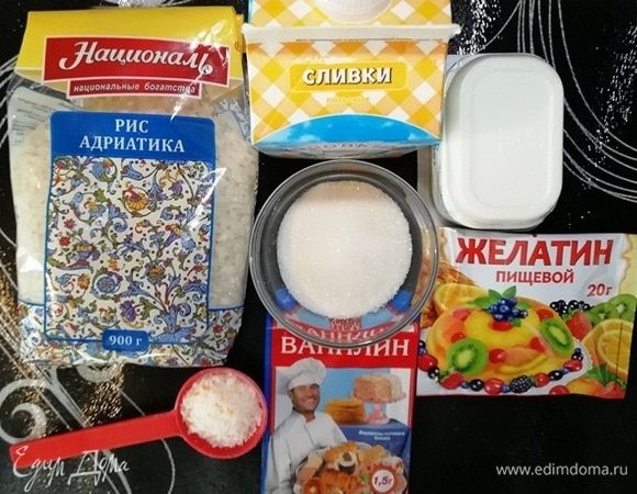 Подготовьте необходимые ингредиенты. В оригинальном рецепте используется кокосовое молоко, но оно довольно дорогое. Я вышла из этой ситуации, отварив рис с кокосовой стружкой.