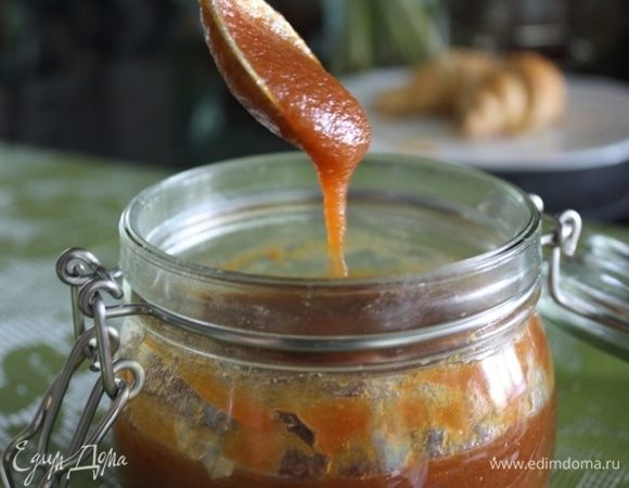 Заранее подготовим карамель, которую будем использовать для крема. В сотейник с толстым дном засыпаем сахар. Как только увидите, что сахар начал топиться, аккуратно перемешиваем лопаткой до полного растворения, он должен приобрести янтарный оттенок. Одновременно с этим подогреваем сливки, но не кипятим! В растопленный сахар добавляем холодное сливочное масло, нарезанное небольшими кусочками. Затем вливаем горячие сливки и перемешиваем все до однородности. Добавляем щепотку соли для более выраженного вкуса. Остужаем.