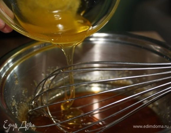 Снимаем с плиты, добавляем мед.