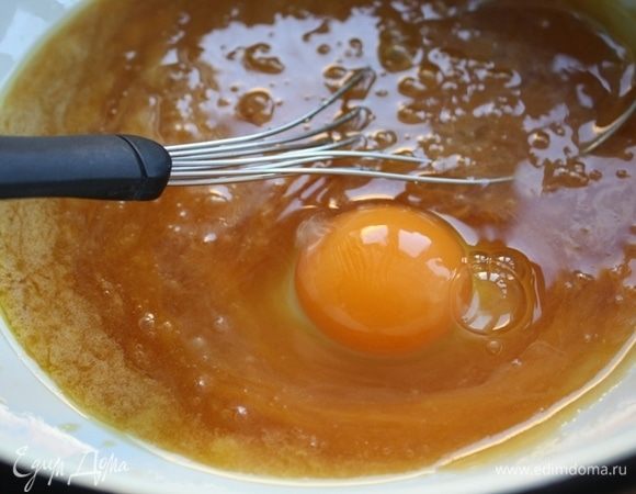 Добавляем яйца в остывшую карамельно-сливочную смесь.