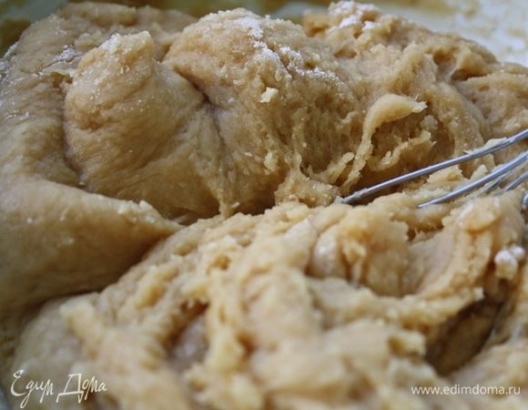 Главное — не забить тесто мукой. В рецепте как раз указана хорошая пропорция муки, тесто мягкое и липкое, но, когда оно остынет в холодильнике, станет плотное, и работать с ним будет удобно. Заворачиваем в пищевую пленку и на 30 мин. отправляем в холодильник.