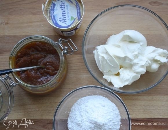 Пока займемся кремом. Сметану берем очень жирную, минимум 30%, иначе крем будет жидкий. Смешиваем все компоненты в миксере. Крем сладкий, с приятной кислинкой, по желанию, можно добавить чуть больше карамели, чем указано в рецепте. Далее отправляем наш крем в холодильник для стабилизации и густоты.