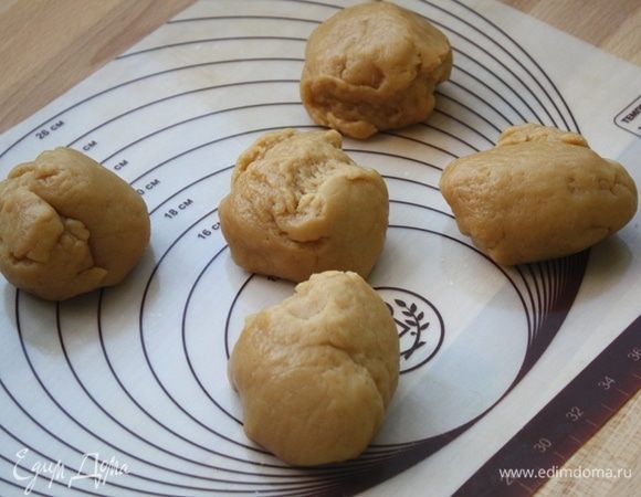 Тесто делим на 5 равных частей. Духовку разогреваем до 200°С.