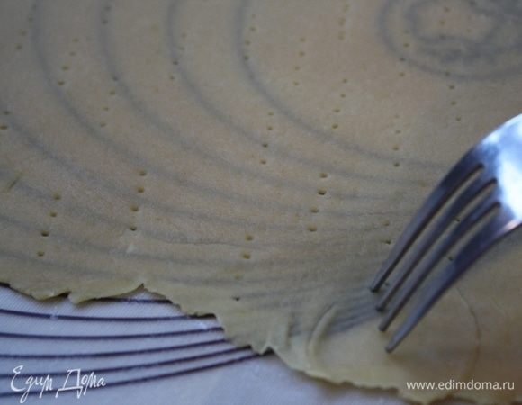 Раскатываем на силиконовом коврике или пергаменте (как вам удобно, мне — на коврике) один кусочек теста в квадрат со сторонами 30 см, тесто будет очень тонкое, почти прозрачное, но при выпечке уплотнится! Накалываем вилкой часто и выпекаем 4–5 мин. до золотистого цвета. 