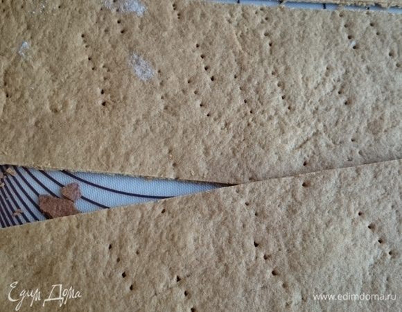 Вынимаем из духовки и нарезаем на полоски (пока тесто горячее, оно поддается вырезанию, не ломается) шириной 9 см. Таким образом, получается из одного квадрата 3 полоски 9 см шириной и 30 см длиной. В итоге у нас будет 15 таких полосок.