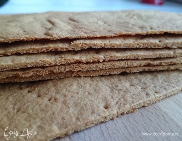 А вот и толщина готовых медовых полосок-коржей.
Каждую полоску смазываем кремом (на 1 уходит 1,5–2 ст. л. крема). Оставляем для пропитки в холодильнике минимум на 5 часов, а можно и на ночь. Коржи должны стать мягкими.