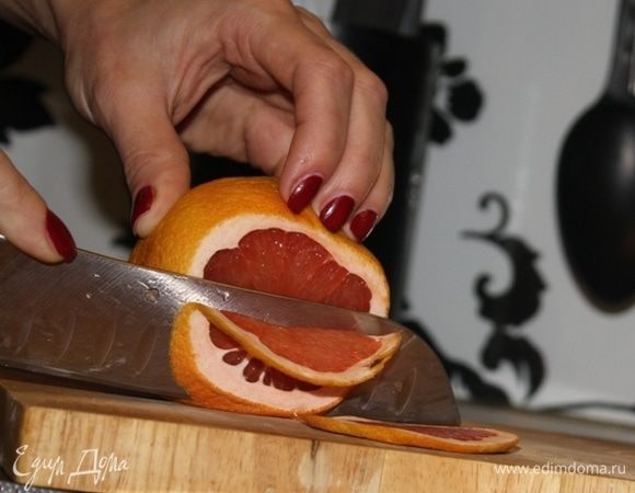 Пока пропитываются коржи кремом, хочу показать вариант декора для нашего медовика. Зимняя тема ассоциируется с уютом, пряностями и, конечно же, цитрусовыми! 
Для красивых сушеных грейпфрутов мне понадобится 1 грейпфрут, который нарезаем тонкими ломтиками и избавляемся от лишней влаги, промакивая салфетками. Далее выкладываем ломтики на пергамент и хорошо посыпаем сахарным песком. Отправляем сушиться в духовку при температуре 100–110°С минут на 40–60, но важно не пересушить, иначе они потемнеют. Время от времени открывайте духовой шкаф и проверяйте степень готовности, как раз лишняя влага будет быстрее испаряться через приоткрытую дверцу!