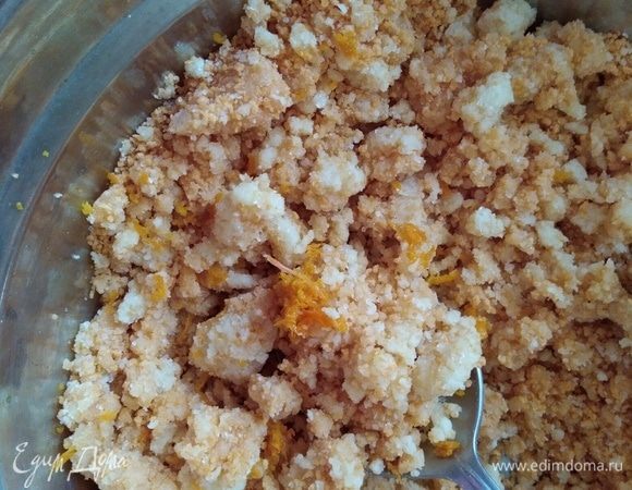 С мандаринов снять цедру и добавить в крошку. 