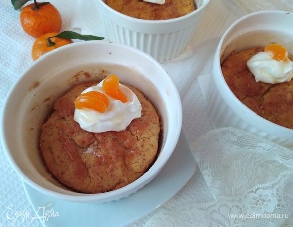 Готовые пудинги немного остудить. Полить медом, украсить сметаной и дольками мандаринов. 