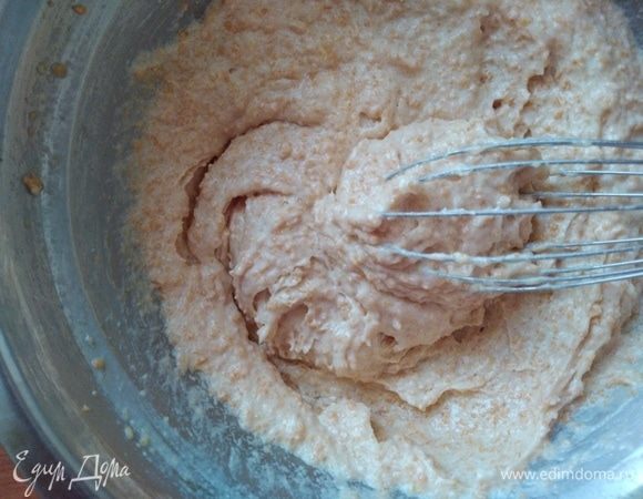 Ввести молоко и хорошо разболтать венчиком. 