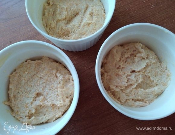 Распределить массу по формам, поставить их в противень с водой. Духовка разогрета до 180°С. Готовить пудинг 40 минут. 