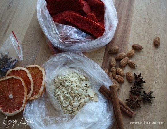 Так как я люблю печь и часто экспериментирую, у меня всегда остаются обрезки коржей, которые можно измельчить в крошку и использовать для декора. В данном случае у меня крошка от «Наполеона» и коржей «Красного бархата». Также использовала палочки корицы, бадьян, миндаль, можно добавить ягоды и прочую красоту! Фантазируйте!