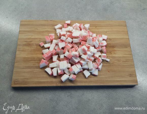 Режем крабовые палочки.