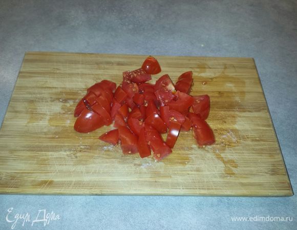 Мелко режем помидоры.