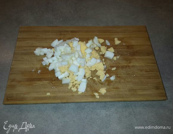 Остужаем и нарезаем яйца.