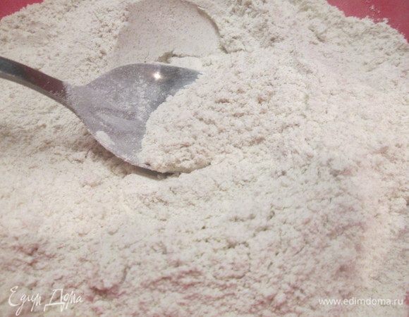 Теперь готовим тесто: смешиваем муку ржаную и 75 г пшеничной муки в чаше блендера. 