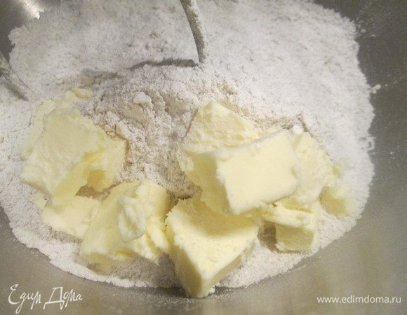 Добавляем холодное сливочное масло, 125 г творога, соль и вливаем 1 ст. ложку ледяной воды, взбиваем. При необходимости добавляем еще немного холодной воды.