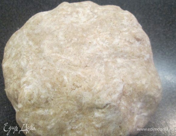 Формируем из теста шар. Затем, завернув его в пищевую пленку, отправляем в холодильник на 30 минут.