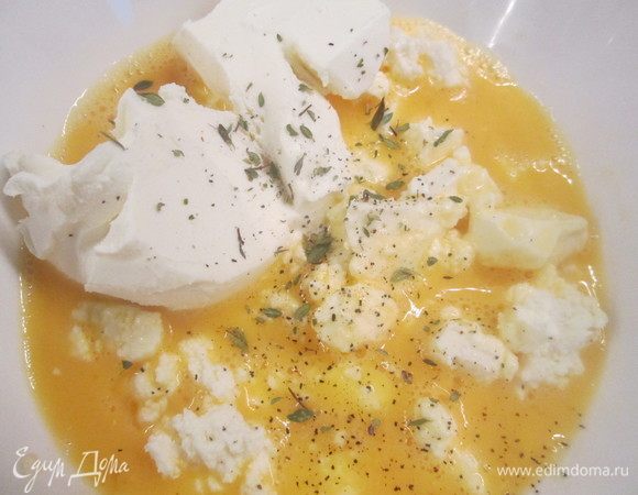 Теперь готовим начинку: слегка взбиваем яйца, добавляем творог (150 г), брынзу (125 г), листья тимьяна, перец, все тщательно перемешиваем. 
