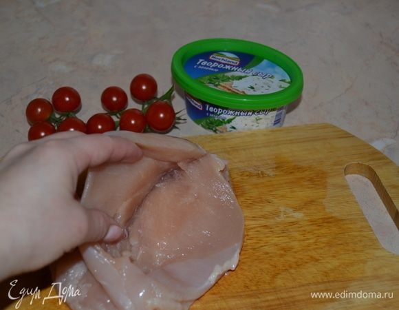 Посолить филе.