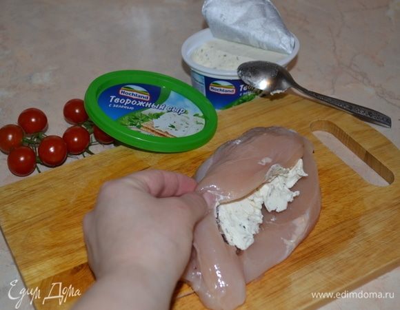 В кармашек положить творожный сыр с зеленью Hochland. Я не добавляла никаких приправ, потому что мой сыр уже с зеленью.