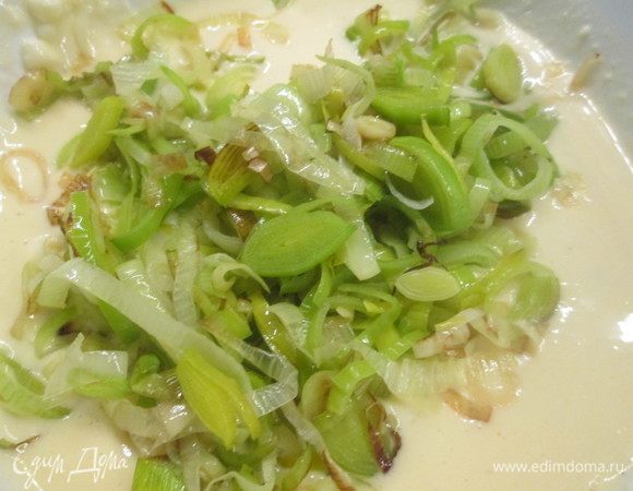 Затем добавляем обжаренный лук-порей и снова перемешиваем.