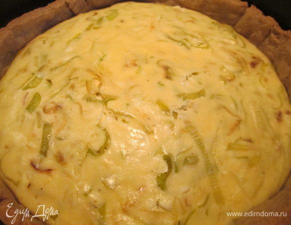 Готовый корж вынимаем из духовки, кладем внутрь подготовленную начинку и снова отправляем на 10 минут в духовку.