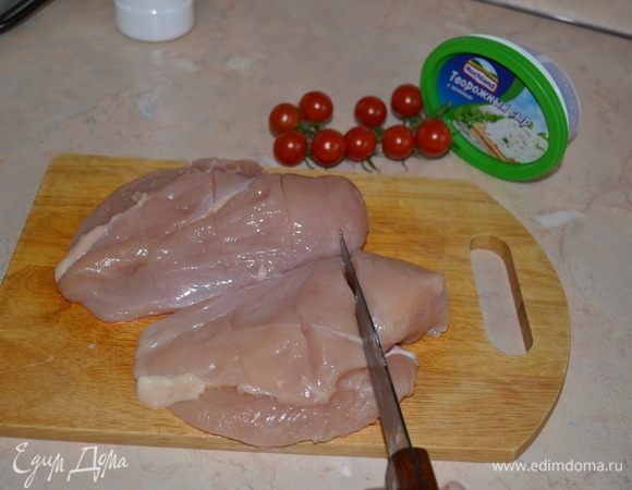 Взять два оставшихся куриных филе и сделать надрезы. Посолить.