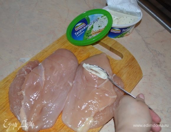 В каждый разрез положить немного творожного сыра с зеленью Hochland. 