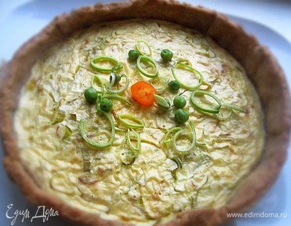 Готовый пирог охлаждаем пару минут в форме. Украшаем кружочками лука-порея, помидорами, нарезаем  и подаем. 